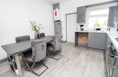 Bradford Casa | Private House Sleeps 9 with Wi-Fi