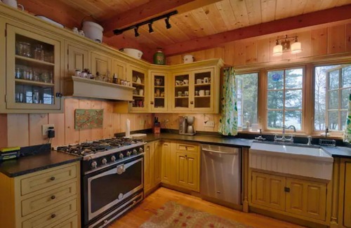 Brier Hill Casa | Private Island Retreat w/ views of Singer Castle