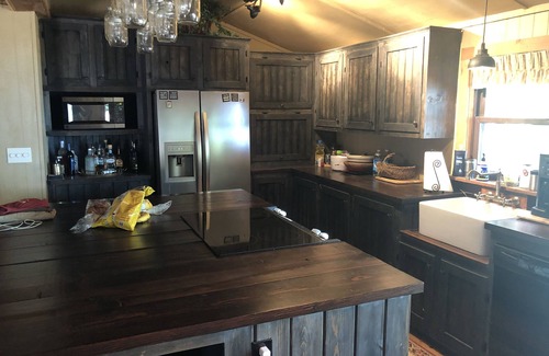Bouvet Island Cabina | Private lakefront getaway with a sandy beach below the back deck!