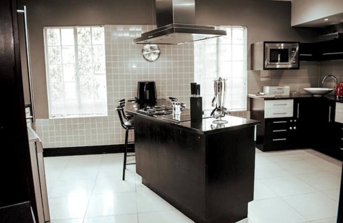 Bloemfontein Villa | Private luxurious 3 bedroom complete house