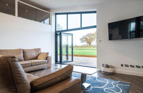 Radbourne Casa | PRIVATE LUXURY BARN IN ITS OWN 0.75ACRES