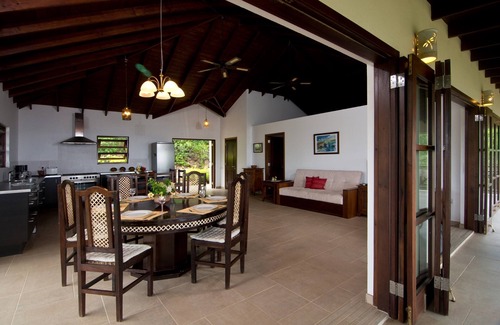 Spring Estate Villa | Privada Vacaciones Villa de lujo en la configuración tropical exuberante, con impresionante vista al mar