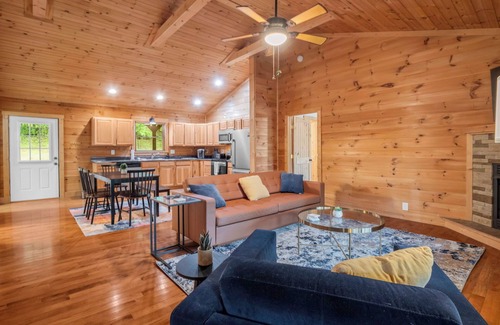 Vein Mountain Cabina | Private Mountain Cabin w/ Hot Tub, Trails & Cozy Firepit