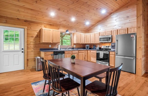 Vein Mountain Cabina | Private Mountain Cabin w/ Hot Tub, Trails & Cozy Firepit