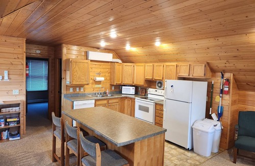 Crosslake Chalet De Esquí | Alojamiento asequible: ¡tranquilo, aislado pero cercano a todo lo que Crosslake tiene para ofrecer!