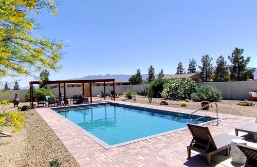 Pahrump Cabaña | Casa de campo tranquila de 1100 pies cuadrados con piscina Vistas a la montaña y herraduras para el fuego