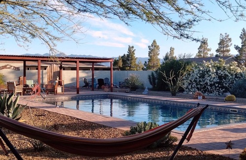 Pahrump Cabaña | Casa de campo tranquila de 1100 pies cuadrados con piscina Vistas a la montaña y herraduras para el fuego