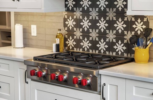 Calgary Casa | Private Retreat w/ Gym, Office, Garage, Deck