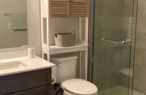 Guelph Condominio | Private Room and Washroom in Guelph South End.