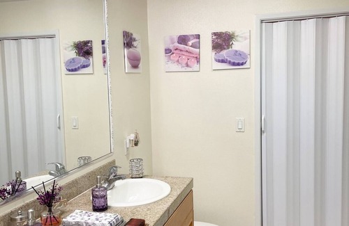 Airport Area Condominio | Private room with private bathroom near UCI
