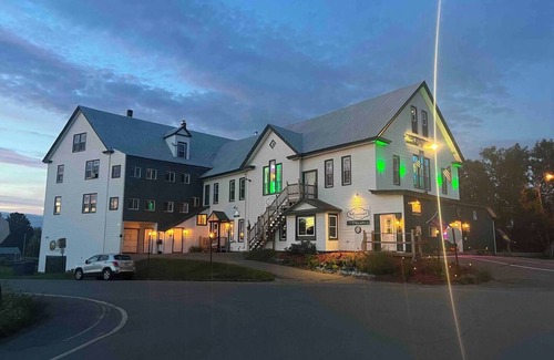 Island Falls Apartamento | Private Room With Pub Lounge on Site!