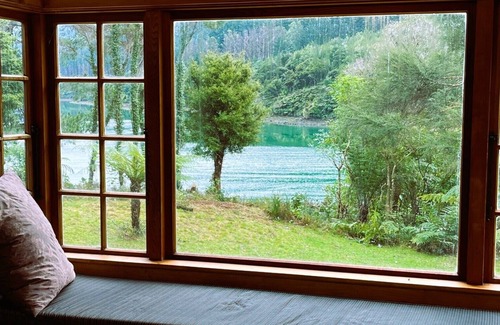 Saint Omer Casa | Private seaside cottage with boat only access.