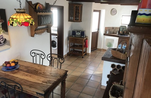 Tias Villa | Casa Maja, villa de lujo aislada, piscina climatizada eléctricamente, fibra Wi-Fi, todas las televisiones