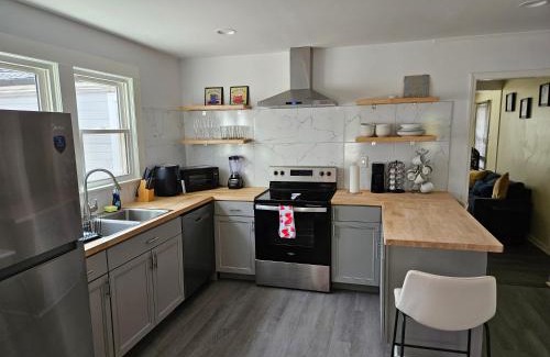 Oakdale Casa | Private Single Level Standalone House Large Lot - 3 Bedrooms