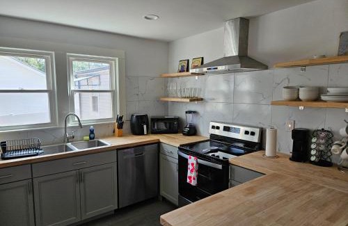 Oakdale Casa | Private Single Level Standalone House Large Lot - 3 Bedrooms