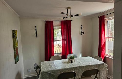 Oakdale Casa | Private Single Level Standalone House Large Lot - 3 Bedrooms