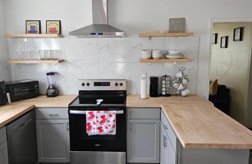 Oakdale Casa | Private Single Level Standalone House Large Lot - 3 Bedrooms