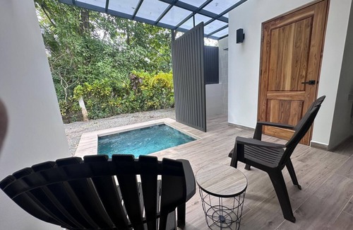 Javilla Apartamento | Private Studio, 90 seconds to the beach, with AC, WiFi, & Pool