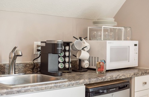 Druid Hills Apartamento | Private Studio Above Garage w/Hot tub Only 1 Mile to Downtown Hendersonville