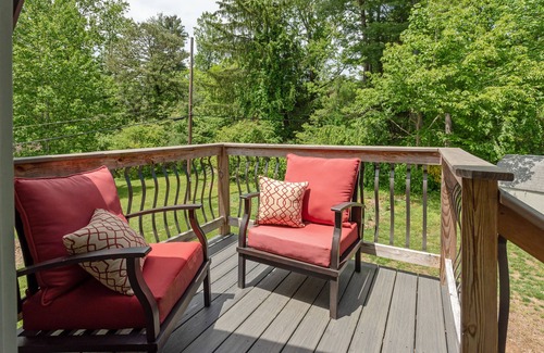 Druid Hills Apartamento | Private Studio Above Garage w/Hot tub Only 1 Mile to Downtown Hendersonville