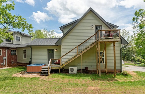 Druid Hills Apartamento | Private Studio Above Garage w/Hot tub Only 1 Mile to Downtown Hendersonville