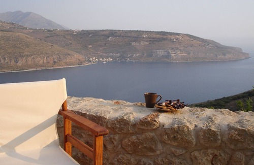 Itilo Villa | Villa privada con vistas panorámicas de la bahía de Itilo en Mani