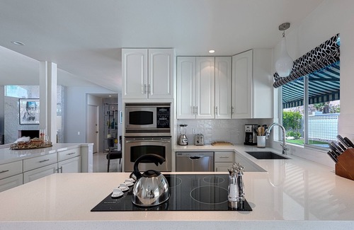 Canyon Corridor Casa | Todas las NUEVAS casas decoradas profesionalmente a mediados de siglo con piscina de lujo moderna y wifi gratis