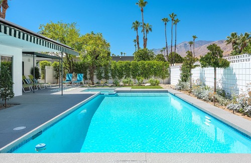 Canyon Corridor Casa | Todas las NUEVAS casas decoradas profesionalmente a mediados de siglo con piscina de lujo moderna y wifi gratis