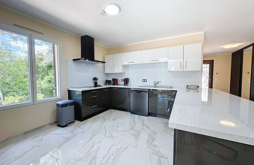 Le Collet Casa | Provencal Escape: Charming House with Shared Pool in Le Rouret