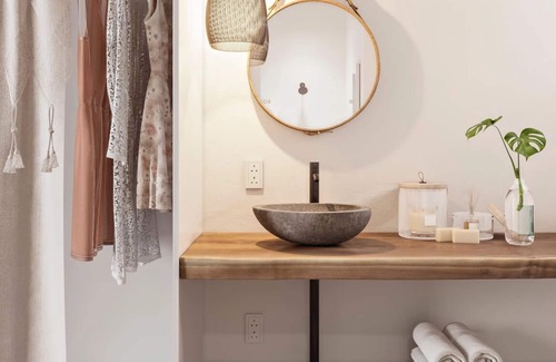 Montauk Hotel | Proximity at its Best! Free Parking, Beachfront Property with Swimming Pool