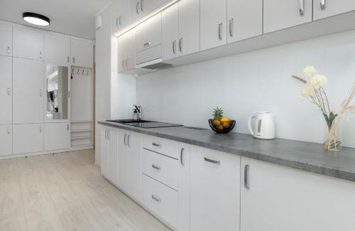 Jastrzebia Gora Apartamento | Przestronny Apartament z Balkonem i Parkingiem Blisko Morza by Noclegi Renters