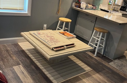 Tawas City Cabaña | Cozy/Romantic/Popcorn & Coffee bar/Couples Painting/Fireplace/3 blks Lake Huron