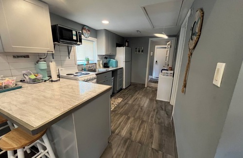 Tawas City Cabaña | Cozy/Romantic/Popcorn & Coffee bar/Couples Painting/Fireplace/3 blks Lake Huron