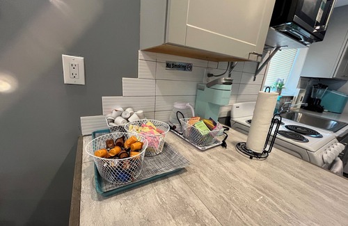 Tawas City Cabaña | Cozy/Romantic/Popcorn & Coffee bar/Couples Painting/Fireplace/3 blks Lake Huron