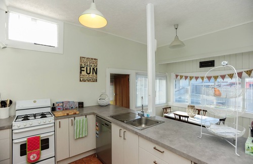 Hospital Hill Cabaña | Puriri Downtown Villa - Napier Holiday Home