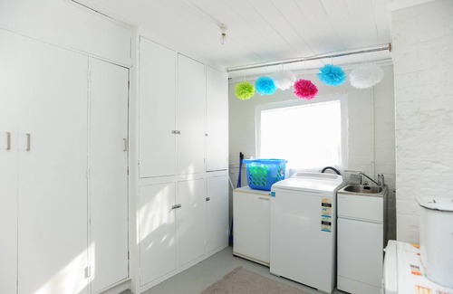 Hospital Hill Cabaña | Puriri Downtown Villa - Napier Holiday Home