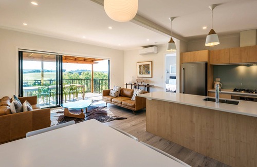 Surfdale Casa | PUTAKI BAY VILLAS | Be My Guest