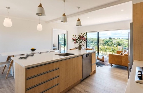 Surfdale Casa | PUTAKI BAY VILLAS | Be My Guest