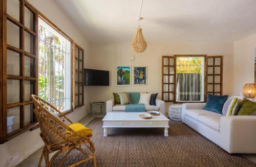 Grand Gaube Casa | Quaint 4-Bedroom Cottage in a fishing village