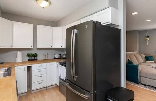 Altoona Casa | Quaint 4bd Home - 3 min to Adventureland & Casino!