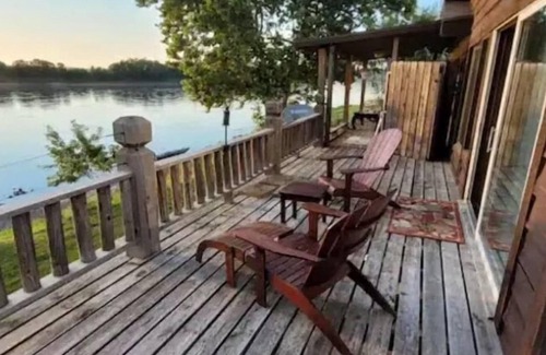 Buchanan County Cabina | Quaint and Peaceful Waterfront Cabin Unit 4
