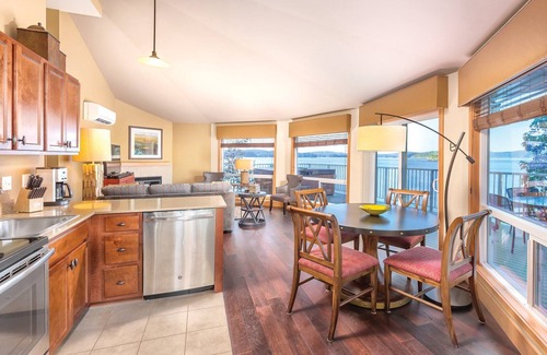 Deer Harbor Complejo | Pintorescas boutiques, galerías de arte y museos.