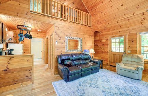 Laurel Springs Cabina | Quaint Cabin w/ Stream in Blue Ridge!