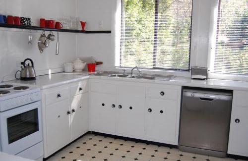 Victor Harbor Casa | Quaint Cottage Nestled Amongst the Trees