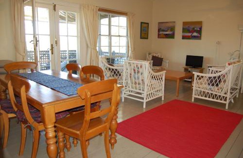 Victor Harbor Casa | Quaint Cottage Nestled Amongst the Trees