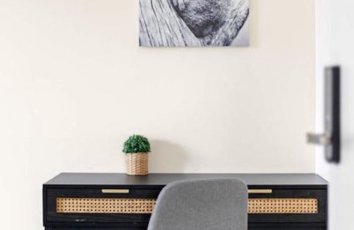 Milperra Casa | Quaint Double Room - Private Spot at Milperra - Shared Bathroom