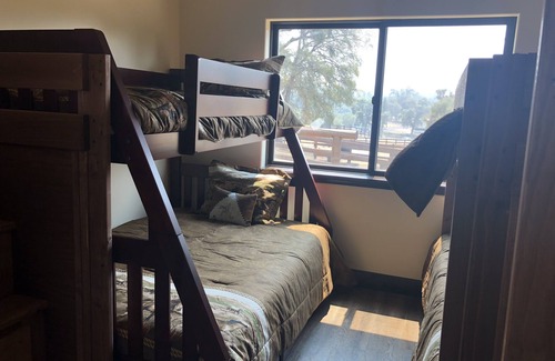 Penn Valley Casa | Pintoresco, barracón rústico en un rancho de caballos de 65 acres.