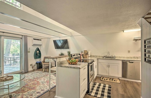 Tignall Cabina | Quaint Tignall Cabin w/ Deck & Private Dock!