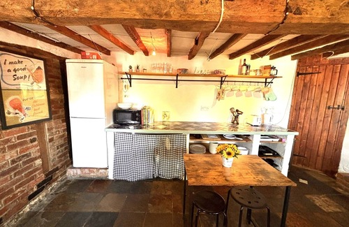 Cuddesdon Cabaña | Quaint, tranquil village cottage set back from road in Long Crendon near Thame