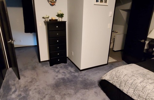 Regional District of Nanaimo Cama Y Desayuno | Quaint Tudor Retreat - pet friendly, ocean view, minutes from beach